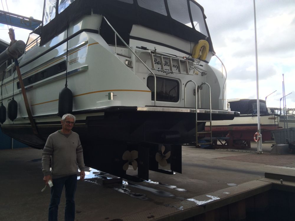 Mr Metz devant son nouveau bateau